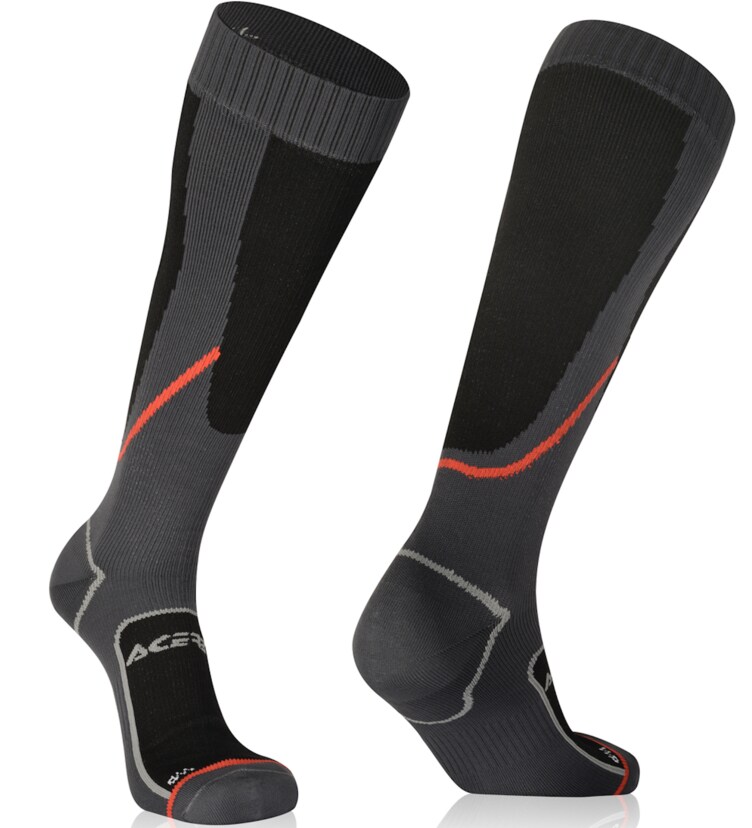 <div class='descrGalleryTitle'>Calzini Acerbis No-Wet</div><div class='descrGalleryText'><p>Ultimi in tema di capi invernali i&nbsp;<b>calzini impermeabili e traspiranti</b> Acerbis No-Wet. I piedi bagnati, si sa, danno parecchio fastidio e soprattutto non asciugano mai, quando fa anche freddo possono diventare un problema.&nbsp;<b>Ideati per le giornate di enduro in mezzo a fango ed acqua,</b> i calzini No-Wet possono rivelarsi un’ottima scelta per qualsiasi attività in condizioni di bagnato e basse temperature, non necessariamente in moto. Prezzo di 44,95 euro.</p>
</div>